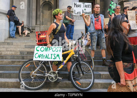 Adelaide Australien. 22. März 2019. Umweltaktivisten vor dem Aussterben Rebellion, deren Motto "Rebel für das Leben' eine Demonstration außerhalb Südaustraliens Parlament die Aufmerksamkeit auf die Gefahren für die Ökosysteme, die durch die globale Erwärmung für die Zukunft des Planeten stellen klima Aufschlüsselung zu mildern, den Verlust der biologischen Vielfalt Einhalt gebieten, und das Risiko menschlicher Aussterben und ökologischen Credit Zusammenbruch minimieren: Amer ghazzal/Alamy leben Nachrichten Stockfoto