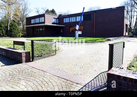 Krefeld, Deutschland. 21 Mär, 2019. "Haus Esters", ein Wohnhaus zwischen 1928 und 1930 errichtet, die von der Deutsch-amerikanischen Architekten Ludwig Mies van der Rohe für eine textile Industriellen im Bauhaus-stil, hat ein Museum für zeitgenössische Kunst seit 1981. Zum 100-Jährigen des Desigenschule der Moderne "Bauhaus" wurde das Haus renoviert. Credit: Horst Ossinger/dpa/Alamy leben Nachrichten Stockfoto