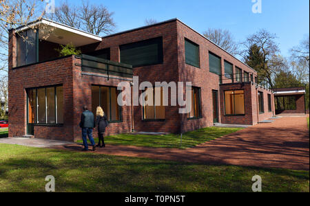 Krefeld, Deutschland. 21 Mär, 2019. "Haus Esters", ein Wohnhaus zwischen 1928 und 1930 errichtet, die von der Deutsch-amerikanischen Architekten Ludwig Mies van der Rohe für eine textile Industriellen im Bauhaus-stil, hat ein Museum für zeitgenössische Kunst seit 1981. Zum 100-Jährigen des Desigenschule der Moderne "Bauhaus" wurde das Haus renoviert. Credit: Horst Ossinger/dpa/Alamy leben Nachrichten Stockfoto