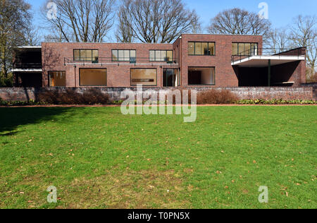 Krefeld, Deutschland. 21 Mär, 2019. "Haus Lange", ein Wohnhaus zwischen 1928 und 1930 errichtet, die von der Deutsch-amerikanischen Architekten Ludwig Mies van der Rohe für eine textile Industriellen im Bauhaus-stil, hat ein Museum für zeitgenössische Kunst seit 1981. Zum 100-Jährigen des Desigenschule der Moderne "Bauhaus" wurde das Haus renoviert. Credit: Horst Ossinger/dpa/Alamy leben Nachrichten Stockfoto