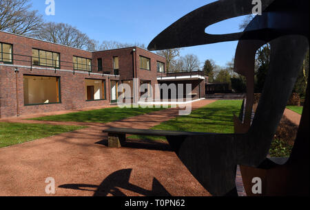 Krefeld, Deutschland. 21 Mär, 2019. "Haus Lange", ein Wohnhaus zwischen 1928 und 1930 errichtet, die von der Deutsch-amerikanischen Architekten Ludwig Mies van der Rohe für eine textile Industriellen im Bauhaus-stil, hat ein Museum für zeitgenössische Kunst seit 1981. Zum 100-Jährigen des Desigenschule der Moderne "Bauhaus" wurde das Haus renoviert. Credit: Horst Ossinger/dpa/Alamy leben Nachrichten Stockfoto