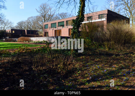 Krefeld, Deutschland. 21 Mär, 2019. "Haus Esters", ein Wohnhaus zwischen 1928 und 1930 errichtet, die von der Deutsch-amerikanischen Architekten Ludwig Mies van der Rohe für eine textile Industriellen im Bauhaus-stil, hat ein Museum für zeitgenössische Kunst seit 1981. Zum 100-Jährigen des Desigenschule der Moderne "Bauhaus" wurde das Haus renoviert. Credit: Horst Ossinger/dpa/Alamy leben Nachrichten Stockfoto