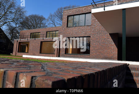 Krefeld, Deutschland. 21 Mär, 2019. "Haus Lange", ein Wohnhaus zwischen 1928 und 1930 errichtet, die von der Deutsch-amerikanischen Architekten Ludwig Mies van der Rohe für eine textile Industriellen im Bauhaus-stil, hat ein Museum für zeitgenössische Kunst seit 1981. Zum 100-Jährigen des Desigenschule der Moderne "Bauhaus" wurde das Haus renoviert. Credit: Horst Ossinger/dpa/Alamy leben Nachrichten Stockfoto