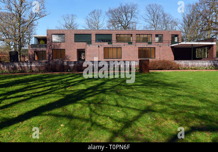 Krefeld, Deutschland. 21 Mär, 2019. "Haus Esters", ein Wohnhaus zwischen 1928 und 1930 errichtet, die von der Deutsch-amerikanischen Architekten Ludwig Mies van der Rohe für eine textile Industriellen im Bauhaus-stil, hat ein Museum für zeitgenössische Kunst seit 1981. Zum 100-Jährigen des Desigenschule der Moderne "Bauhaus" wurde das Haus renoviert. Credit: Horst Ossinger/dpa/Alamy leben Nachrichten Stockfoto