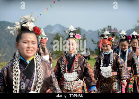 Taijiang Chinas Provinz Guizhou. 21 Mär, 2019. Frauen von Miao ethnische Gruppe in den Miao Schwestern Festival Bei Xiaohe Dorf Shidong County im taijiang County, im Südwesten Chinas Provinz Guizhou, 21. März 2019 teilnehmen. Credit: Lin Shizhen/Xinhua/Alamy leben Nachrichten Stockfoto