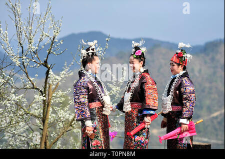 Taijiang Chinas Provinz Guizhou. 21 Mär, 2019. Frauen von Miao ethnische Gruppe in den Miao Schwestern Festival Bei Xiaohe Dorf Shidong County im taijiang County, im Südwesten Chinas Provinz Guizhou, 21. März 2019 teilnehmen. Credit: Lin Shizhen/Xinhua/Alamy leben Nachrichten Stockfoto