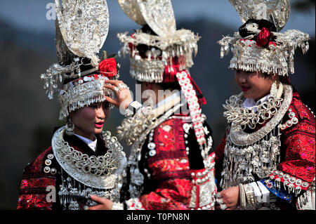 Taijiang Chinas Provinz Guizhou. 21 Mär, 2019. Frauen von Miao ethnische Gruppe in den Miao Schwestern Festival Bei Xiaohe Dorf Shidong County im taijiang County, im Südwesten Chinas Provinz Guizhou, 21. März 2019 teilnehmen. Credit: Lin Shizhen/Xinhua/Alamy leben Nachrichten Stockfoto