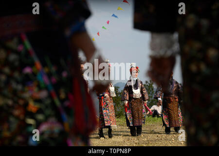 Taijiang Chinas Provinz Guizhou. 21 Mär, 2019. Frauen von Miao ethnische Gruppe in den Miao Schwestern Festival Bei Xiaohe Dorf Shidong County im taijiang County, im Südwesten Chinas Provinz Guizhou, 21. März 2019 teilnehmen. Credit: Lin Shizhen/Xinhua/Alamy leben Nachrichten Stockfoto