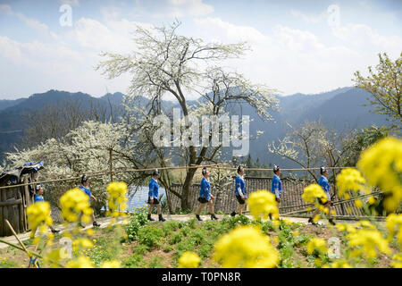 Taijiang Chinas Provinz Guizhou. 21 Mär, 2019. Frauen von Miao ethnische Gruppe in den Miao Schwestern Festival Bei Xiaohe Dorf Shidong County im taijiang County, im Südwesten Chinas Provinz Guizhou, 21. März 2019 teilnehmen. Credit: Lin Shizhen/Xinhua/Alamy leben Nachrichten Stockfoto