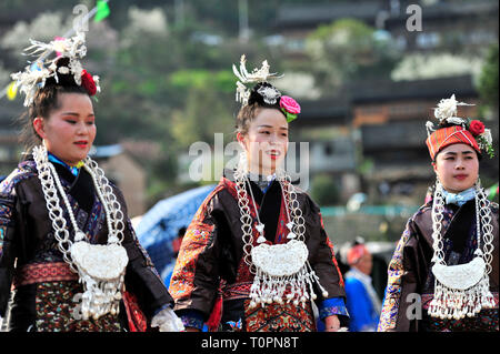 Taijiang Chinas Provinz Guizhou. 21 Mär, 2019. Frauen von Miao ethnische Gruppe in den Miao Schwestern Festival Bei Xiaohe Dorf Shidong County im taijiang County, im Südwesten Chinas Provinz Guizhou, 21. März 2019 teilnehmen. Credit: Lin Shizhen/Xinhua/Alamy leben Nachrichten Stockfoto