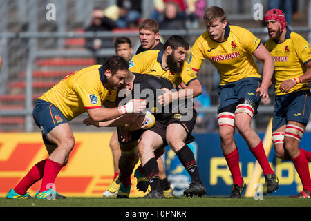 17. März 2019, Nordrhein-Westfalen, Köln: Felix Martel (Deutschland) wird gehalten von Manu Mora (Spanien, 8) und auf den Boden gezogen. Fünften Spiel der Rugby Europa Meisterschaft 2019: Germany-Spain am 17.03.2019 in Köln. Foto: Jürgen Kessler/dpa Stockfoto