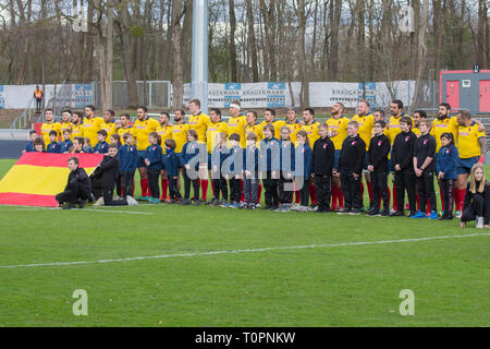 17. März 2019, Nordrhein-Westfalen, Köln: Das spanische Team während der Nationalhymne. Fünften Spiel der Rugby Europa Meisterschaft 2019: Germany-Spain am 17.03.2019 in Köln. Foto: Jürgen Kessler/dpa Stockfoto