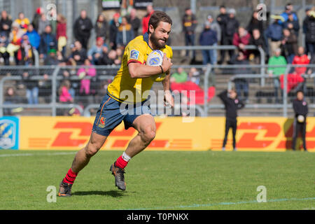 17. März 2019, Nordrhein-Westfalen, Köln: Dynamischer Start von Richard Stewart (Spanien, 15). Schneiden. Fünften Spiel der Rugby Europa Meisterschaft 2019: Germany-Spain am 17.03.2019 in Köln. Foto: Jürgen Kessler/dpa Stockfoto