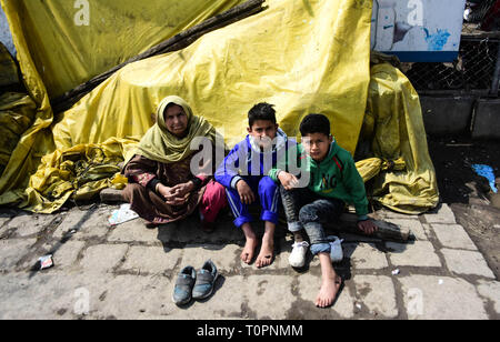 Kaschmirischen Volkes nehmen Blutegel Behandlung am Dal Lake Srinagar, Indien verwalteten Kaschmir am 21. März 2019. 21 Mär, 2019. Die traditionelle Behandlung wird jedes Jahr am Tag der Nauroz Tag (Iranische auf das Neue Jahr gehalten). Die Heiler mit Blutegel das Unreine Blut von Patienten, die Haut, kalt oder Frost Krankheiten zu saugen. Credit: Muzamil Mattoo/IMAGESLIVE/ZUMA Draht/Alamy leben Nachrichten Stockfoto