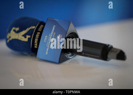 Hamburg, Deutschland. 18 Mär, 2019. Ein Mikrofon mit verschiedenen Aufdrucke auf dem Podium bei einer Pressekonferenz für die Beachvolleyball-WM in Hamburg. Credit: Christian Charisius/dpa/Alamy leben Nachrichten Stockfoto