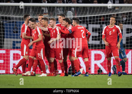 Wolfsburg, Deutschland. 21 Mär, 2019. Jubel Traube der Serbischen Spielern nach dem Ziel zu 1-0 für Serbien, Jubel, Jubeln, Jubeln, Freude, Jubel, Feiern, goaljubel, vollständige Abbildung, Fußball Laenderpiel, Freundschaftsspiel, Deutschland (GER) - Serbien (SRB) 1:1, am 20.03.2019 in Wolfsburg/Deutschland. € | Nutzung der weltweiten Kredit: dpa/Alamy leben Nachrichten Stockfoto