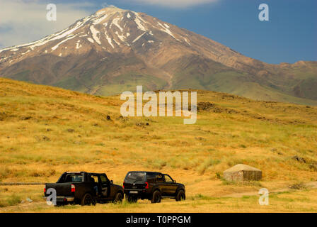 Zwei Geländewagen warte in Mount Damavand base camp offroading in Alborz Berge Stockfoto