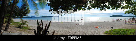 Panoramablick auf den Cenang Beach in Insel Langkawi Menschen schwimmen und Sun bat Stockfoto