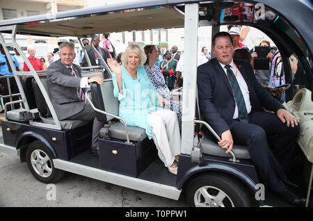 Die Herzogin von Cornwall reitet auf einem Golf Buggy von Basseterre Stadt in St. Kitts zu den keyside zum Boot zu Nevis auf, eines Tages zur Besichtigung der karibischen Insel. Stockfoto