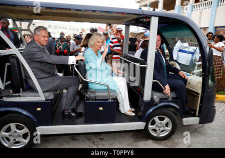 Die Herzogin von Cornwall reitet auf einem Golf Buggy von Basseterre Stadt in St. Kitts zu den keyside zum Boot zu Nevis auf, eines Tages zur Besichtigung der karibischen Insel. Stockfoto