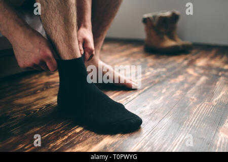 Der Mann trägt schwarze Socken. Für Männer Stockfoto