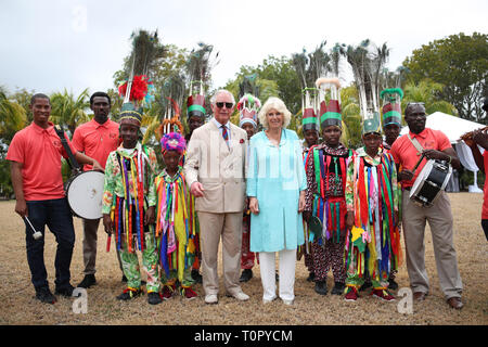 Der Prinz von Wales und die Herzogin von Cornwall mit lokalen Tänzer am Haus des Generalgouverneurs auf Nevis, eines Tages zur Besichtigung der karibischen Insel. Stockfoto