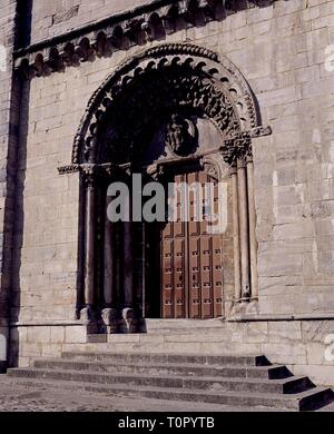 PORTADA DE LA IGLESIA DE SAN NICOLAS HOSPITALARIA LEVANTADA POR LA ORDEN DE SAN JUAN DE JERUSALEN - SIGLO XII-ROMANICO GALLEGO. Ort: ST. NICHOLAS KIRCHE. Portomarín. LUGO. Spanien. Stockfoto