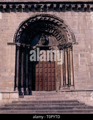 PORTADA DE LA IGLESIA DE SAN NICOLAS HOSPITALARIA LEVANTADA POR LA ORDEN DE SAN JUAN DE JERUSALEN - SIGLO XII-ROMANICO GALLEGO. Ort: ST. NICHOLAS KIRCHE. Portomarín. LUGO. Spanien. Stockfoto