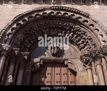 PORTADA DE LA IGLESIA DE SAN NICOLAS HOSPITALARIA LEVANTADA POR LA ORDEN DE SAN JUAN DE JERUSALEN - SIGLO XII-ROMANICO GALLEGO. Ort: ST. NICHOLAS KIRCHE. Portomarín. LUGO. Spanien. Stockfoto