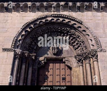 PORTADA DE LA IGLESIA DE SAN NICOLAS HOSPITALARIA LEVANTADA POR LA ORDEN DE SAN JUAN DE JERUSALEN - SIGLO XII-ROMANICO GALLEGO. Ort: ST. NICHOLAS KIRCHE. Portomarín. LUGO. Spanien. Stockfoto