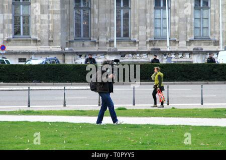 Abbildung: Medien während einer gewerkschaftlichen Demonstration, einschließlich Radio France Bleu Isere in einem Interview mit einem demonstrant und ein Kameramann. Stockfoto