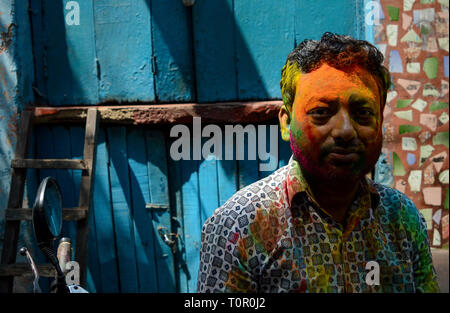 Kolkata, Indien. 21 Mär, 2019. Portrait einer Farbe getränkt Mann während Holi Feiern auf den Straßen von Kalkutta. Credit: Debarchan Chatterjee/Pacific Press/Alamy leben Nachrichten Stockfoto