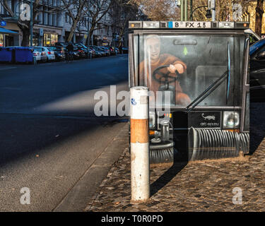 Utility Box gemalt wie City Reinigung Lkw mit Fahrer am Los Angeles Platz Rankestrasse, Berlin Stockfoto