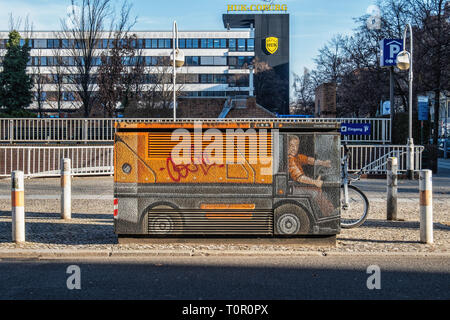 Utility Box gemalt wie City Reinigung Lkw mit Fahrer am Los Angeles Platz Rankestrasse, Berlin Stockfoto