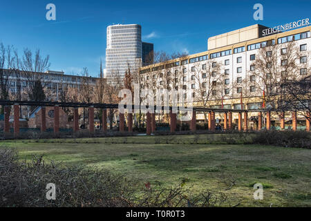 Los-Angeles-Platz, Garten über Tiefgarage und Steigenberger Hotel in Charlottenburg-Berlin Stockfoto