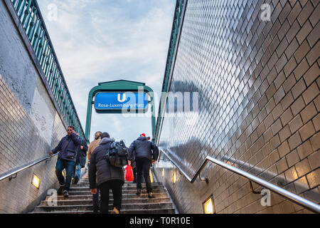 Berlin-Mitte. Rosa-Luxemburg-Platz U-Bahn U-Bahn Station, Ausgang &-Zeichen. Die Menschen verlassen und betreten Station Stockfoto