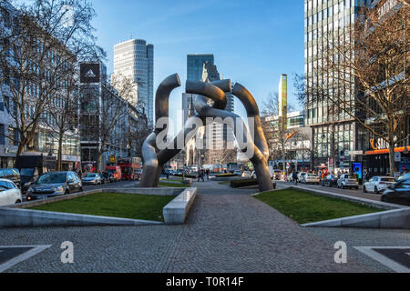 Skulptur "Berlin" von Bildhauern Brigitte Matschinsky-Denninghoff und Martin Matschinsky in der Tauentzienstraße stellt Teilung Berlins Stockfoto