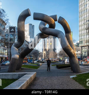 Skulptur ‘Berlin’ von den Bildhauern Brigitte Matschinsky-Denninghoff und Martin Matschinsky vertritt die Teilung der Stadt, Tauentzienstraße, Berlin, Deutschland Stockfoto