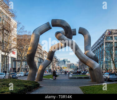 Skulptur "Berlin" von Bildhauern Brigitte Matschinsky-Denninghoff und Martin Matschinsky in der Tauentzienstraße stellt Teilung Berlins Stockfoto