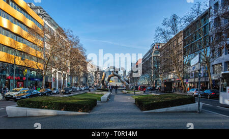 Skulptur "Berlin" von Bildhauern Brigitte Matschinsky-Denninghoff und Martin Matschinsky in der Tauentzienstraße stellt Teilung Berlins Stockfoto