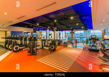 Innenraum der Cascade Club und Spa Fitness Center in Bangkok, Thailand. Stockfoto