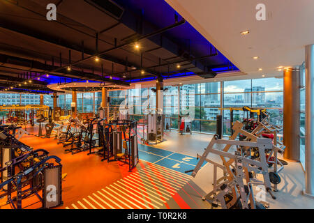 Innenraum der Cascade Club und Spa Fitness Center in Bangkok, Thailand. Stockfoto