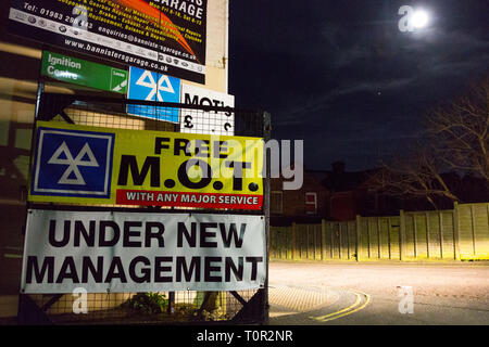 Garage, Zeichen, Werbung, billig, MOT, Motor, Prüfung, Ministerium, der, Verkehr, Straße, Zertifikat, Zertifizierung, England, Vereinigtes Königreich, Stockfoto