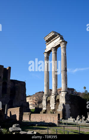 Drei Spalten des alten römischen Tempel von Castor und Pollux (495 v. Chr.), ein dioskuren Tempel im Forum Romanum, Rom, Italien Stockfoto