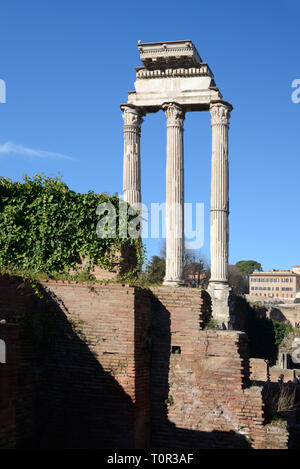 Drei Spalten des alten römischen Tempel von Castor und Pollux (495 v. Chr.), ein dioskuren Tempel im Forum Romanum, Rom, Italien Stockfoto