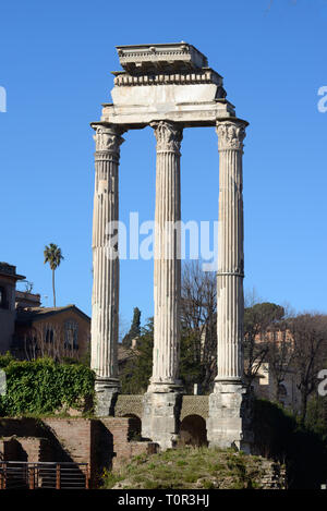 Drei Spalten des alten römischen Tempel von Castor und Pollux (495 v. Chr.), ein dioskuren Tempel im Forum Romanum, Rom, Italien Stockfoto