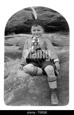 Menschen, Kinder, Junge in bayerischer Tracht, Postkarte, Sommer 1908, Additional-Rights - Clearance-Info - Not-Available Stockfoto