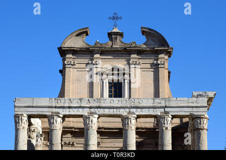 Klassischen und barocken Giebel des Tempels von Antonius und Faustina 141 AD, später umgewandelt in die Kirche von San Lornza in Miranda, Forum Romanum, Rom, Italien Stockfoto