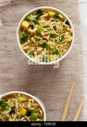 Leckere instant Ramen Nudeln mit Rindfleisch Aroma in Pappbechern. Flach, von oben, Overhead. Close-up. Stockfoto