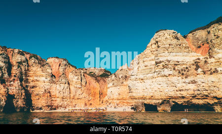 LAGOS, PORTUGAL - 28. AUGUST 2017: Felsen, Klippen und Meer Landschaft an der Küste der Bucht von Lagos in der Algarve, Portugal Stockfoto